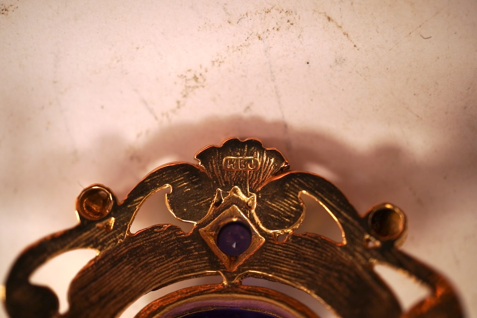 A cabochon amethyst and half pearl brooch, mounted in 9ct gold, length 3.7cm, British hallmarks, gross weight approximately 9.5 grams; and a 9ct half pearl wreath brooch, length 2.1cm, British hallmarks, gross weight 2 g